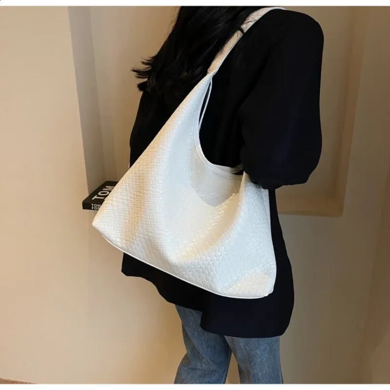 3 High end large capacity commuting garbage womens shoulder 2024 Korean retro tote ner bag 240816 4