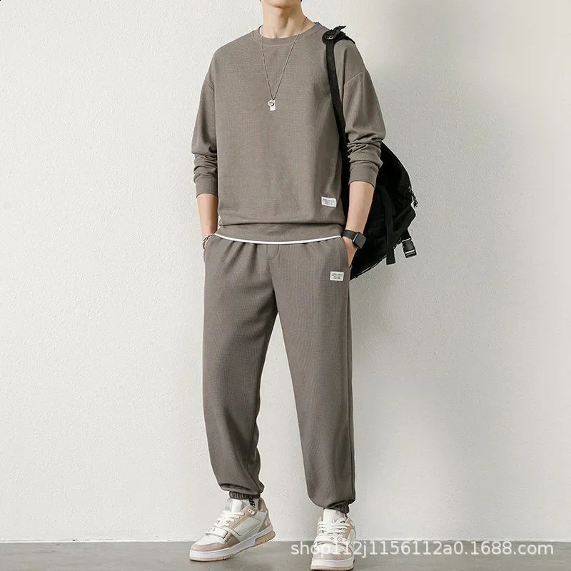 Mens Casual Suit with Round Neck Sweatshirt and Long-Sleeved Trousers for Autumn and Winter Tracksuit Mens Clothes 240821