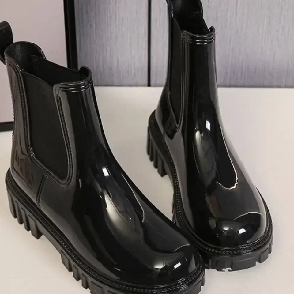 womens short tube rain boots classic Korean fashion waterproof rain shoes womens anti slip rubber thick bottom water shoes 240821