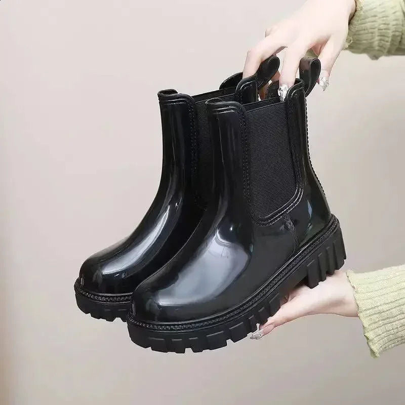 womens short tube rain boots classic Korean fashion waterproof rain shoes womens anti slip rubber thick bottom water shoes 240821