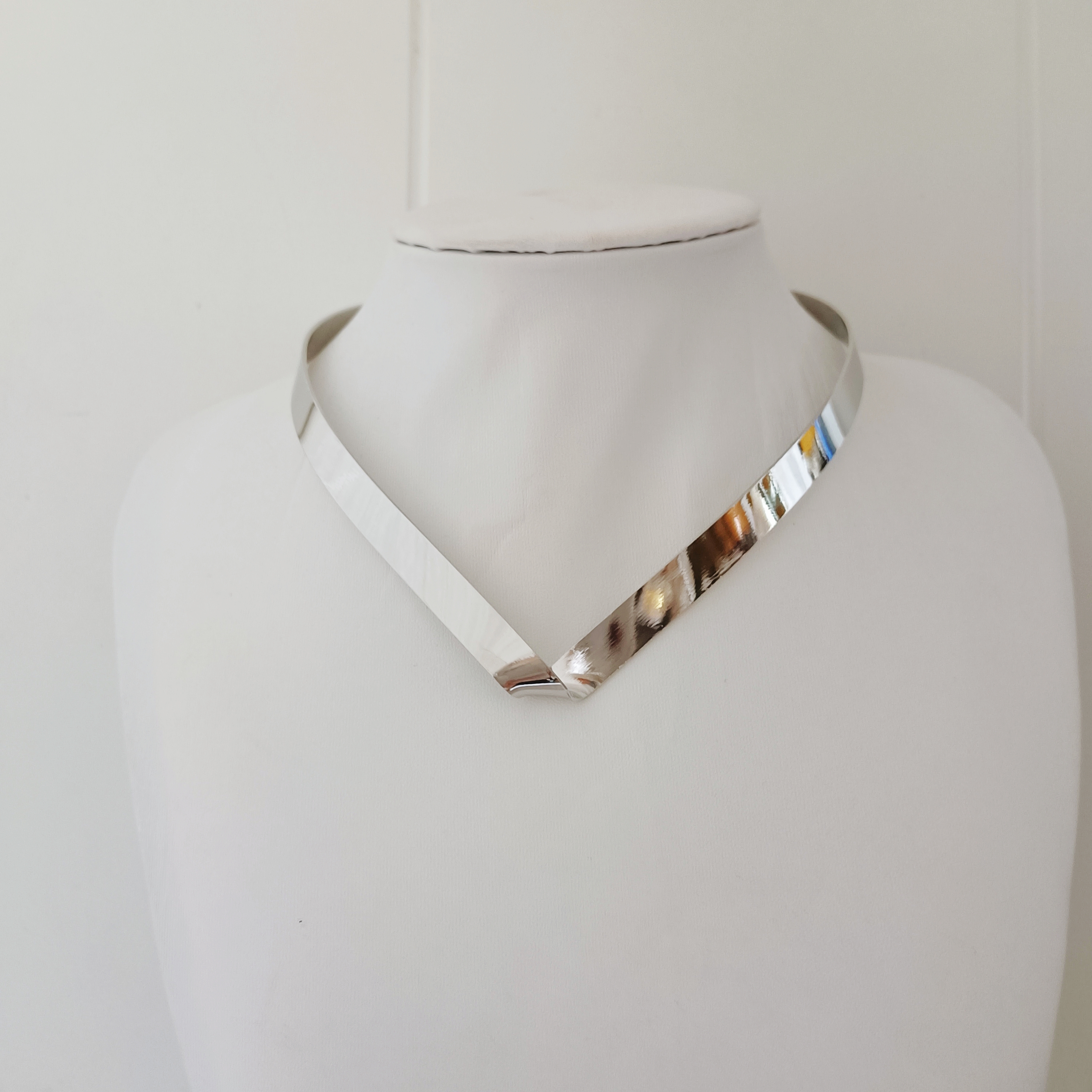 Fashionable Hollow Metal Leaf Pendant Necklace for Trendy Women