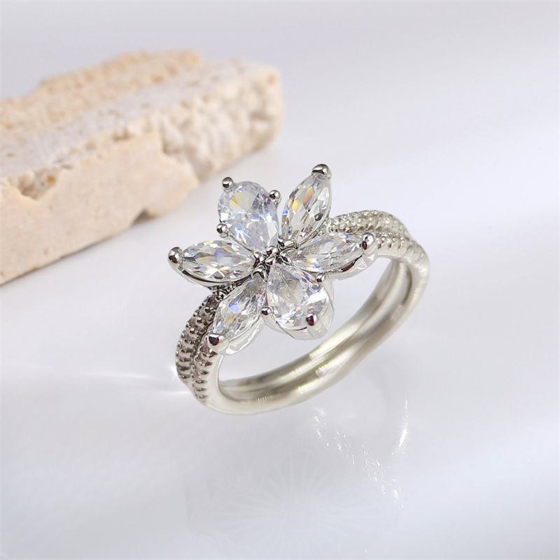 Love ring sparkling zirconium petal female engagement wedding ring fashion diamond temperament pair ring bracelet jewelry female suitable for any occa