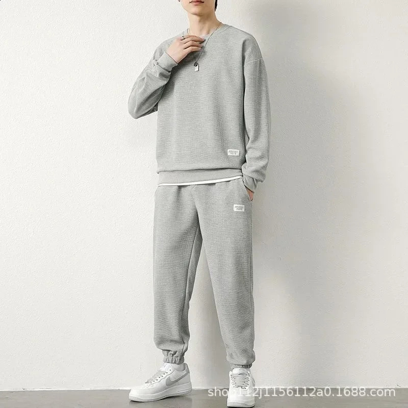 Mens Casual Suit with Round Neck Sweatshirt and Long-Sleeved Trousers for Autumn and Winter Tracksuit Mens Clothes 240821