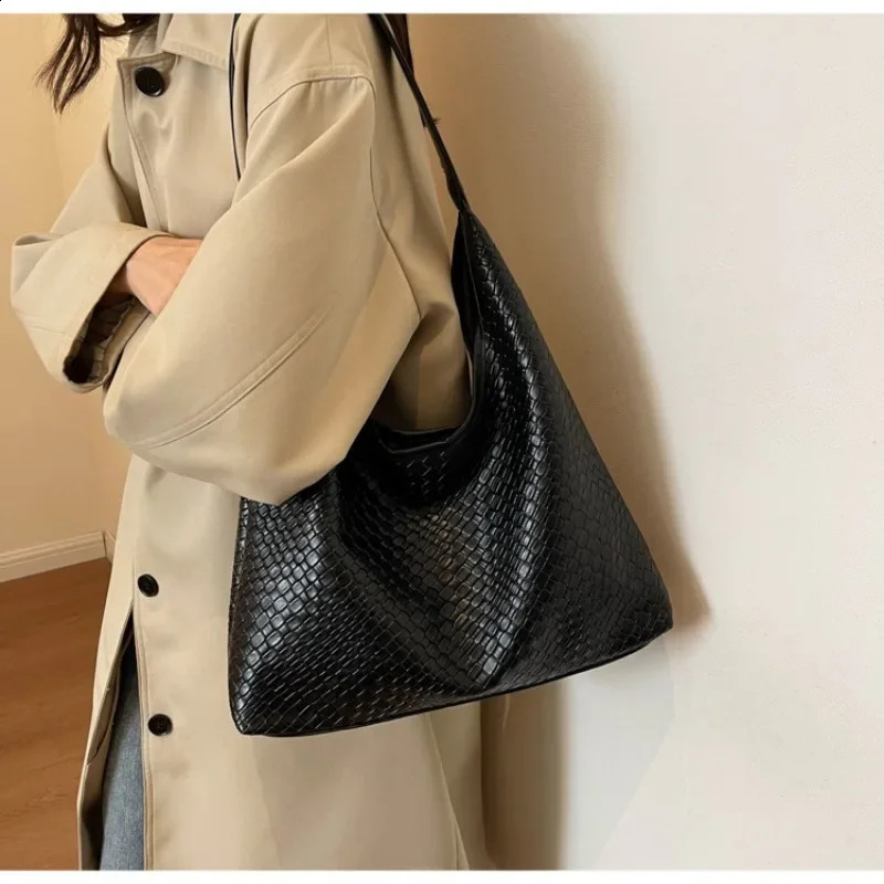 3 High end large capacity commuting garbage womens shoulder 2024 Korean retro tote ner bag 240816 4