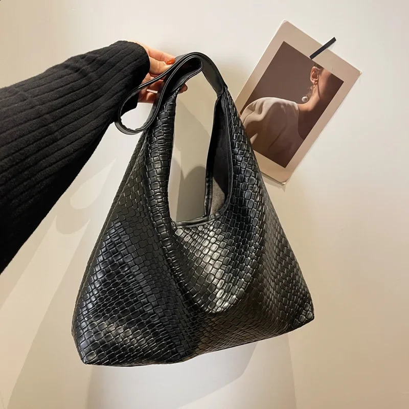 3 High end large capacity commuting garbage womens shoulder 2024 Korean retro tote ner bag 240816 4