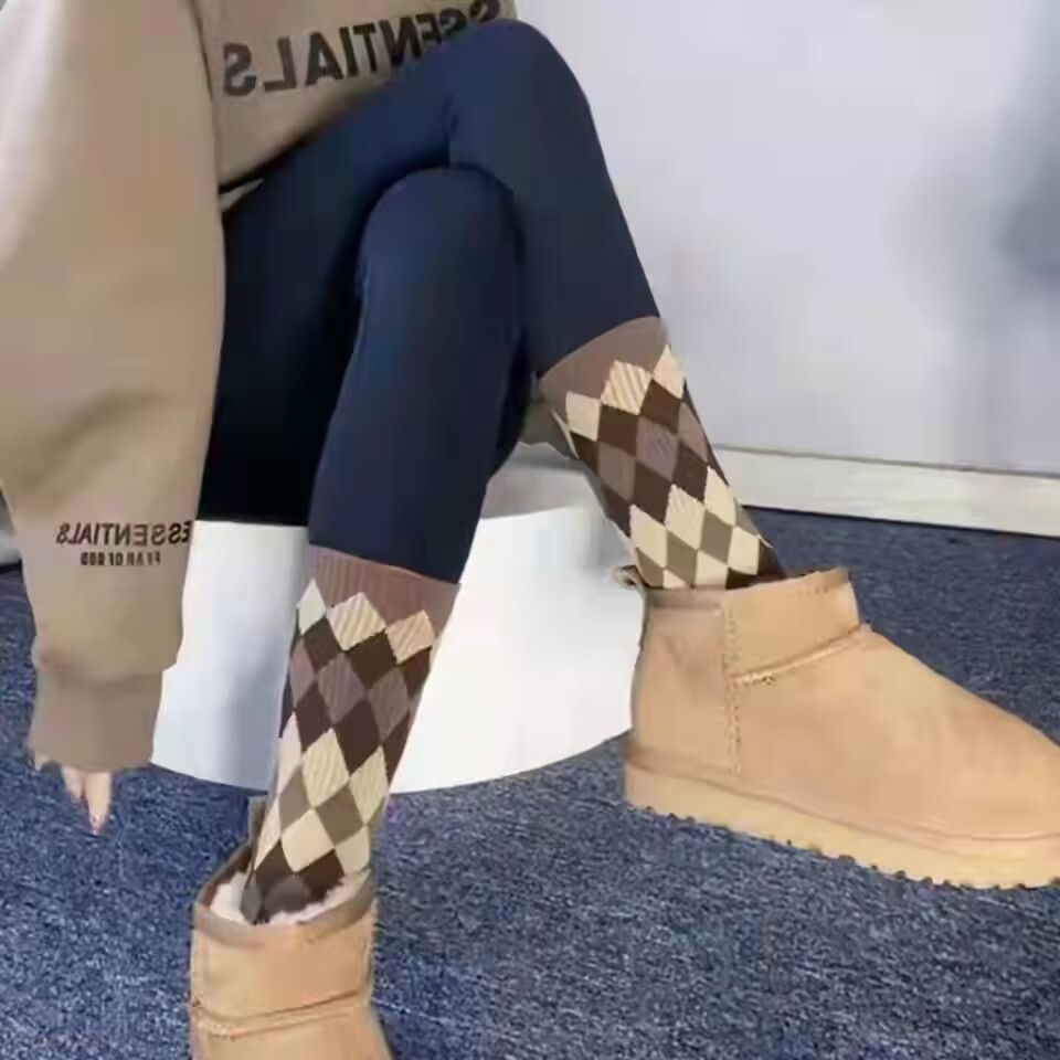 Ins Versatile Retro Diamond Design Mid-Tube Socks for Fall and Winter