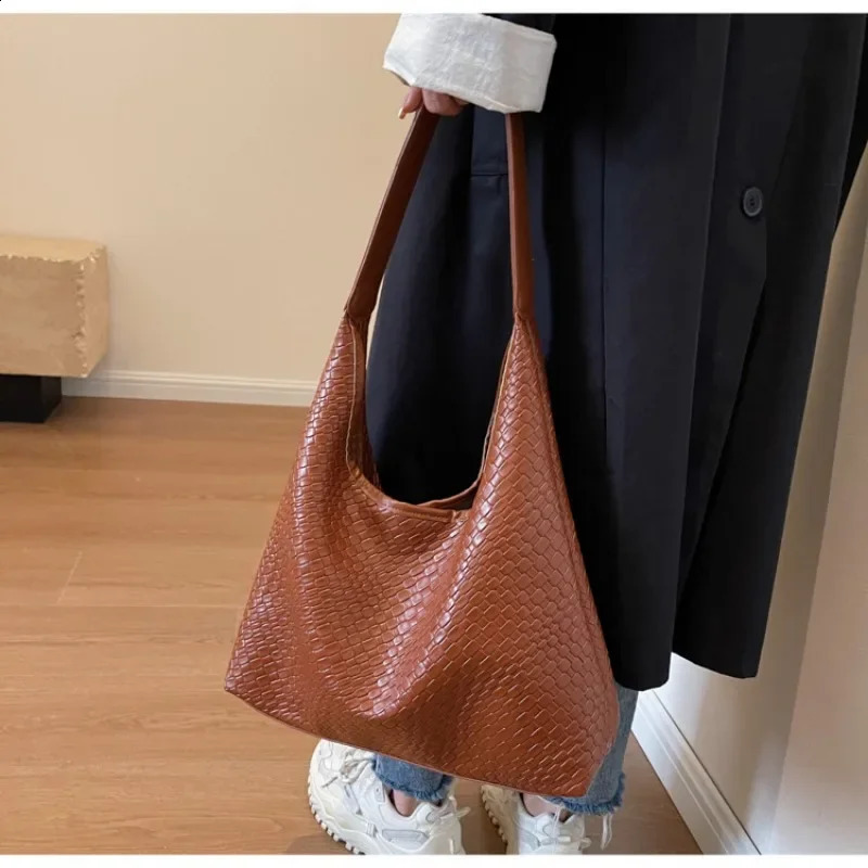 3 High end large capacity commuting garbage womens shoulder 2024 Korean retro tote ner bag 240816 4