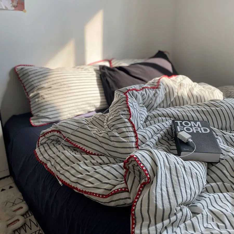 New Arrival Down duvet cover set Nordic minimalist style grey striped bedding set four piece set luxurious bedding for home use M241005