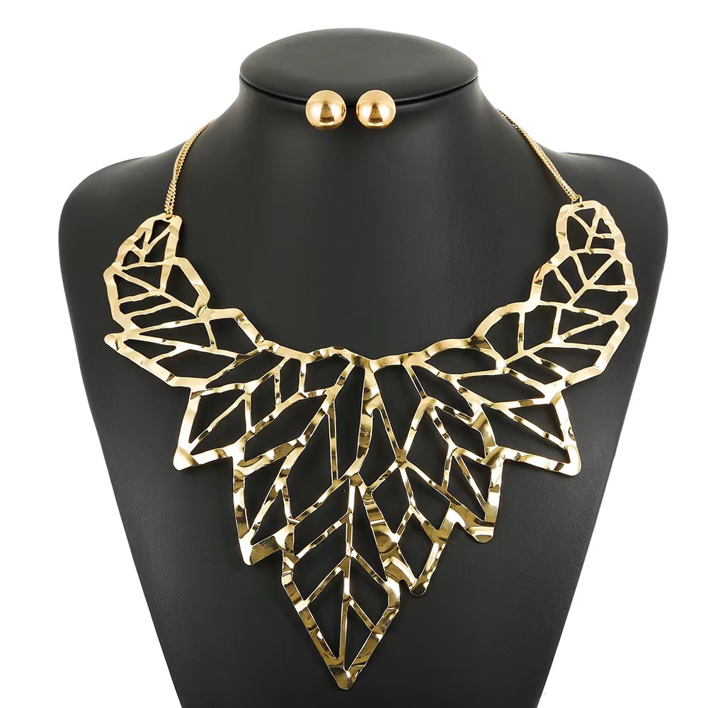 Fashionable Hollow Metal Leaf Pendant Necklace for Trendy Women