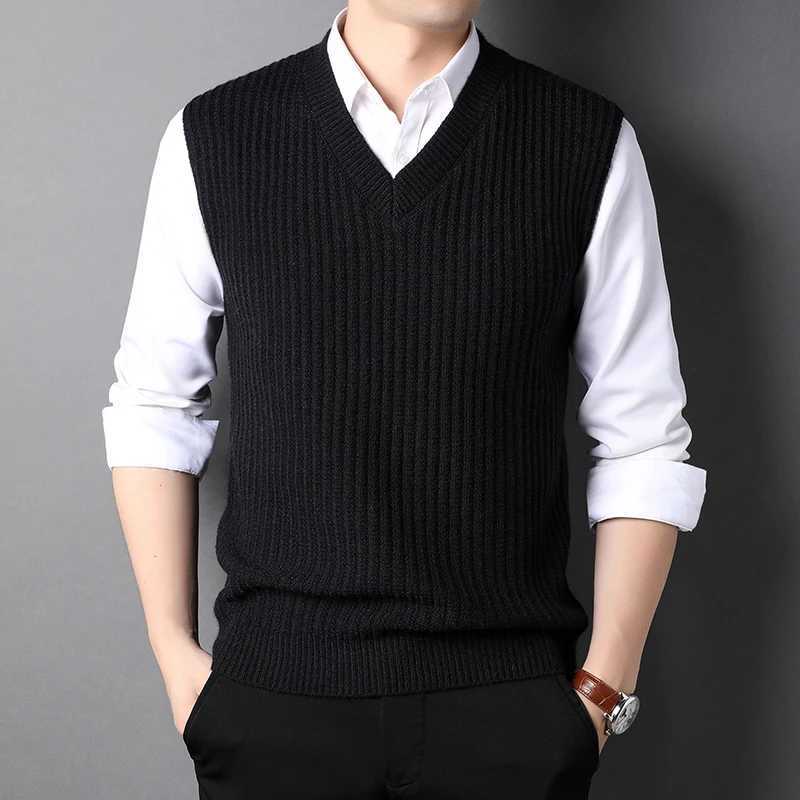 2024 Sweater Vest Men Plus Size S-4XL Spring Autumn Oversize Mens Vests Solid Simple All-match V-neck Couples Retro Khaki SoftXJ241221