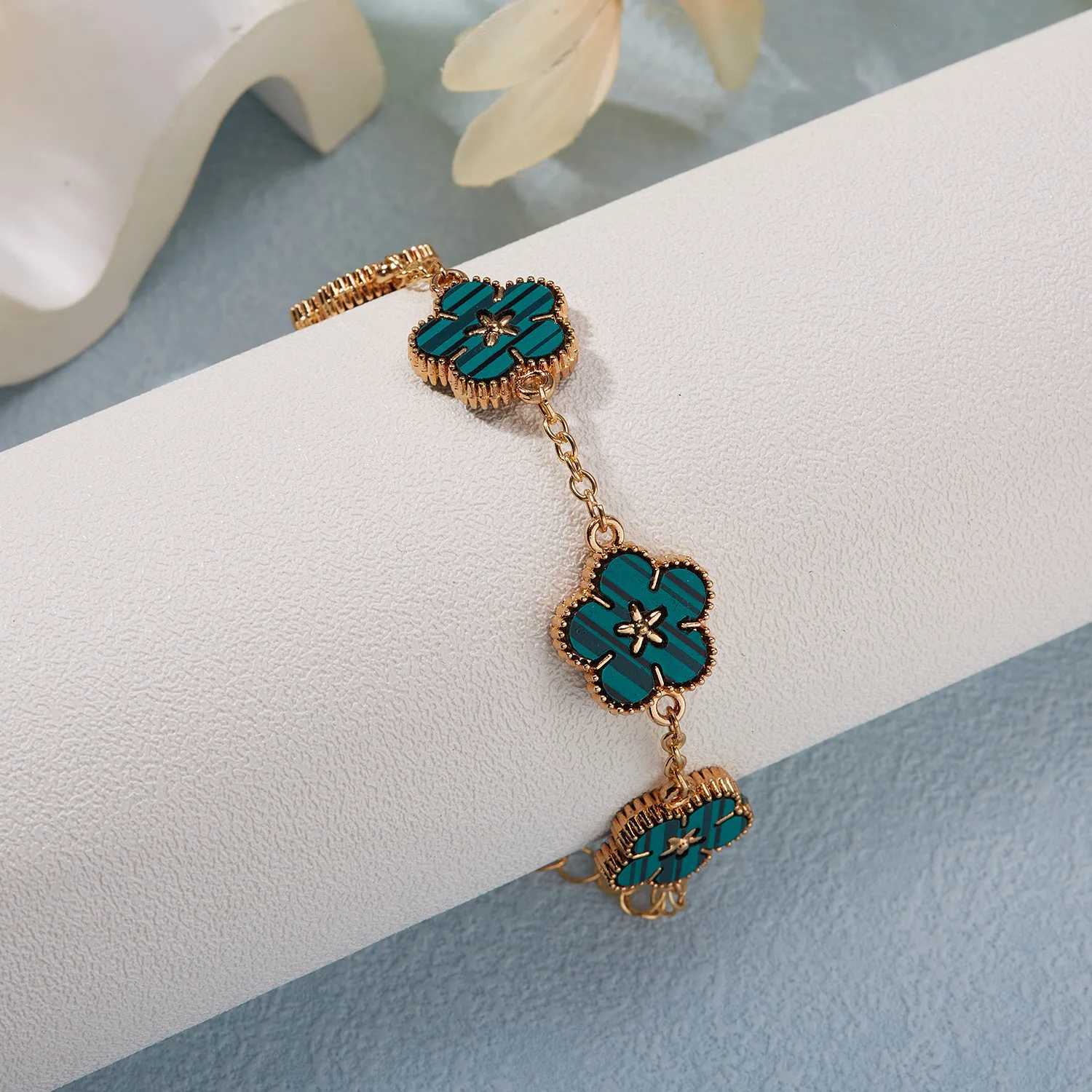 1Pcs Lucky Five Leaf Flower Pendant Jewelry Bracelet Womens Gift Fashion Clover Bracelet Earrings Party Jewelry Gift W240813