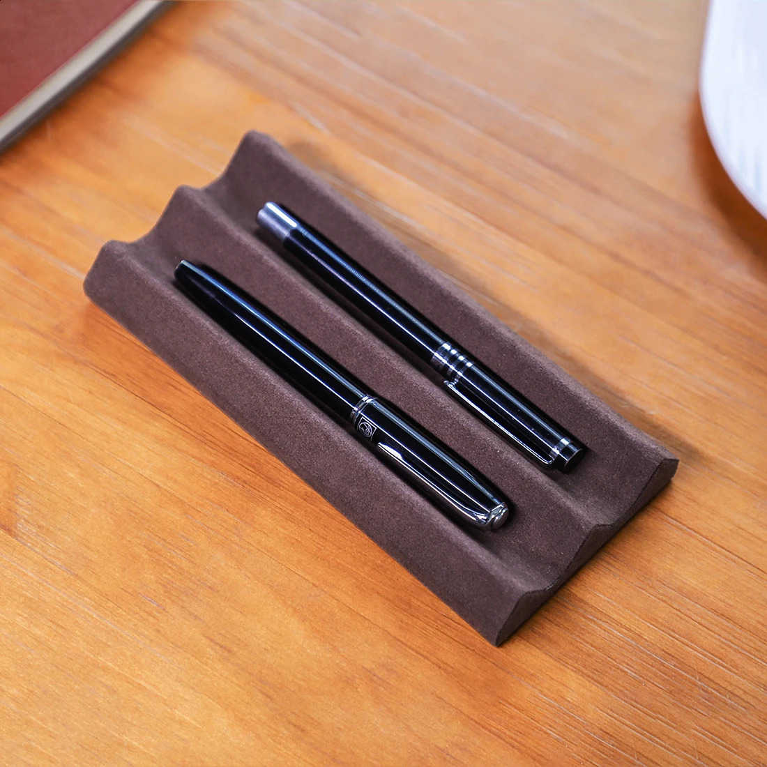 Contacts Family y Leather Pen Tray 123 Slots Pens Holder Display Stand Microfiber Desktop Organizer Home Office Use 240817
