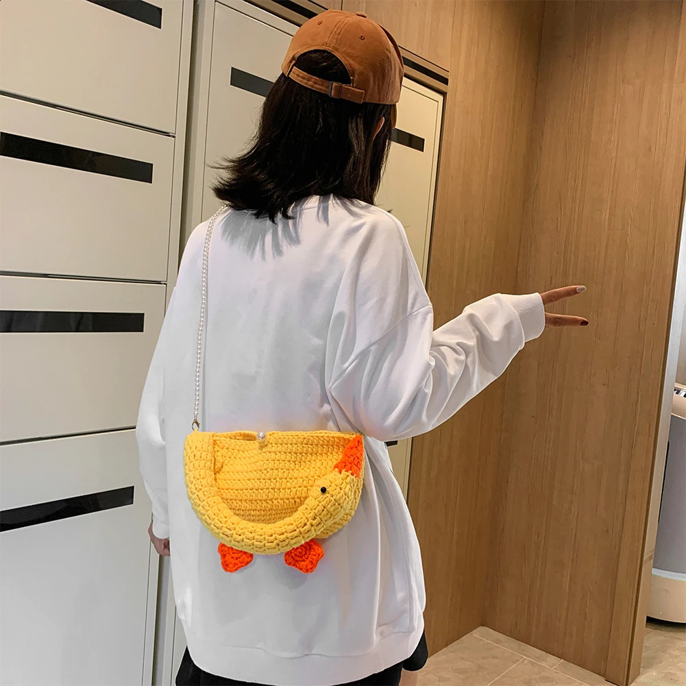 2023 Women Cartoon Crochet Bag Goose Versatile Weave Tote Handbag Pearl Chain Girls Casual Knitted Shoulder Handmade Daily 250107