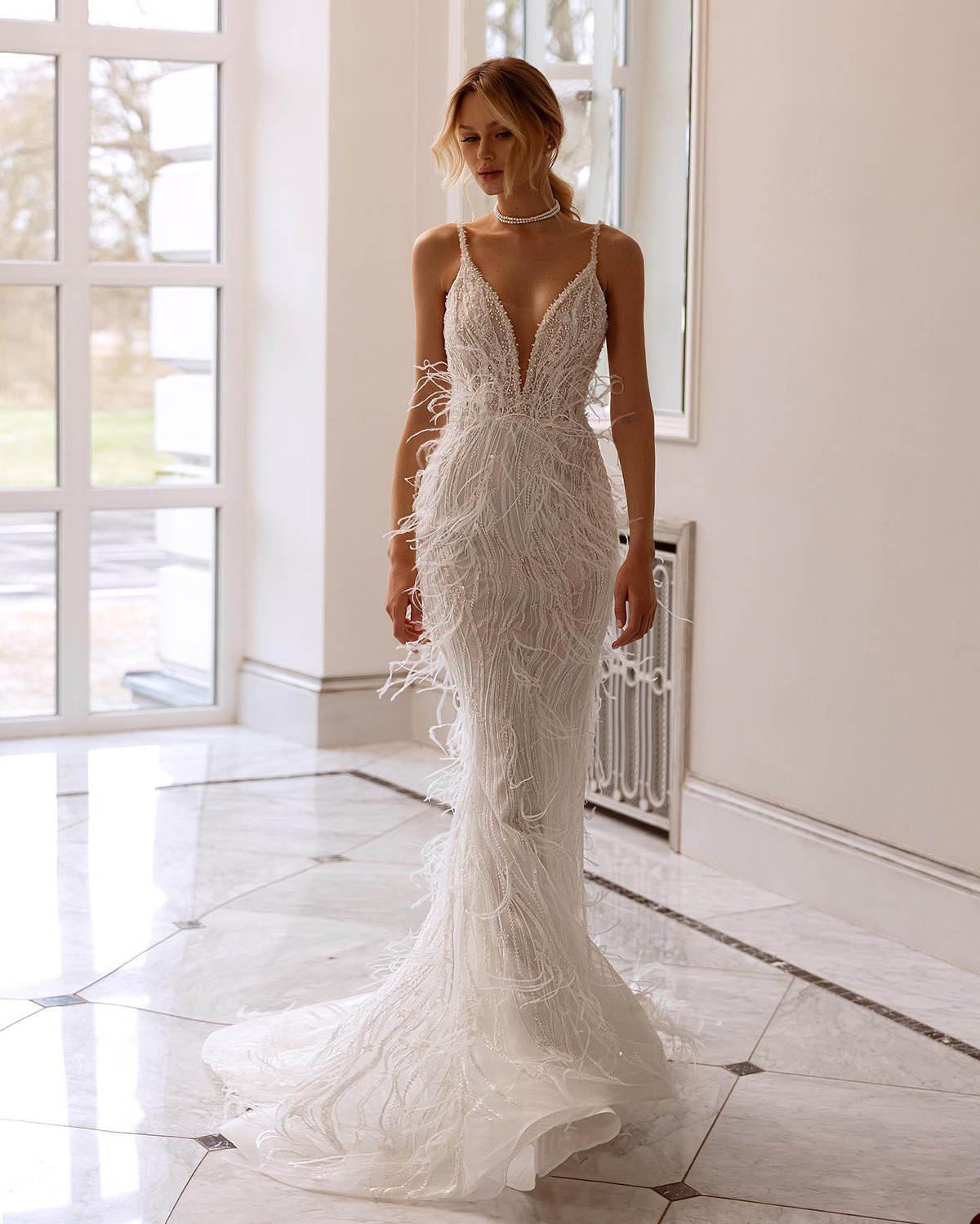 Exquisite Mermaid Wedding Dress Feather Pearls Sequins V Neck Bride Gowns Beading Lace Sweep Train Bridal Dresses Custom Made