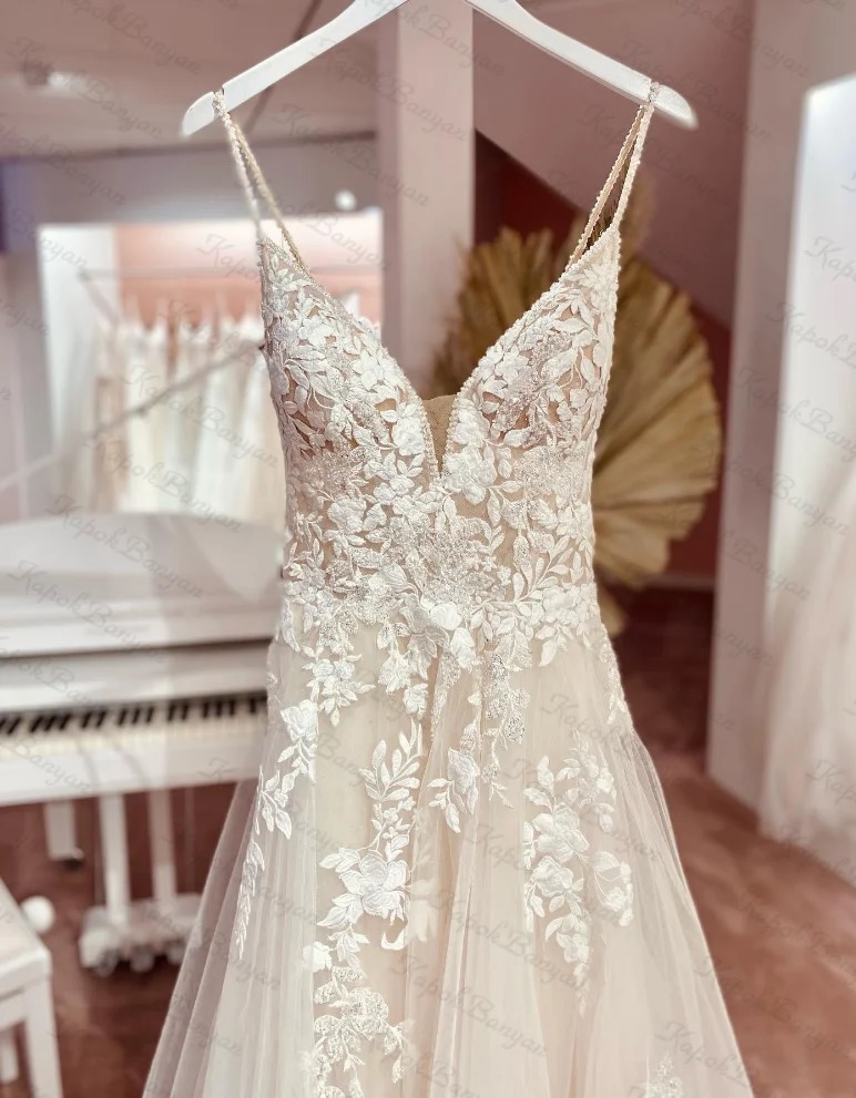 Vintage Spaghetti Straps Lace V-Neck Bead Tulle Beach Bride Dress Sexy Sleeveless Backless Long Wedding Party Gown