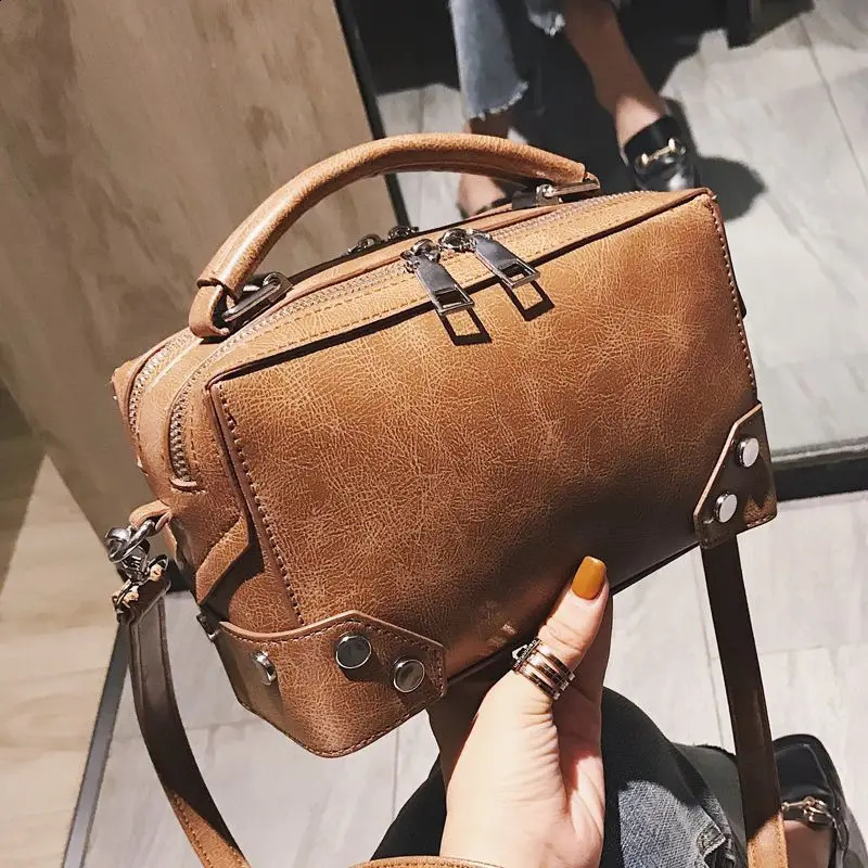 Vintage Hong Kong Style Female Fashion Korean Version Allmatch Crossbody Bag Boston Handbag Pillow 240817