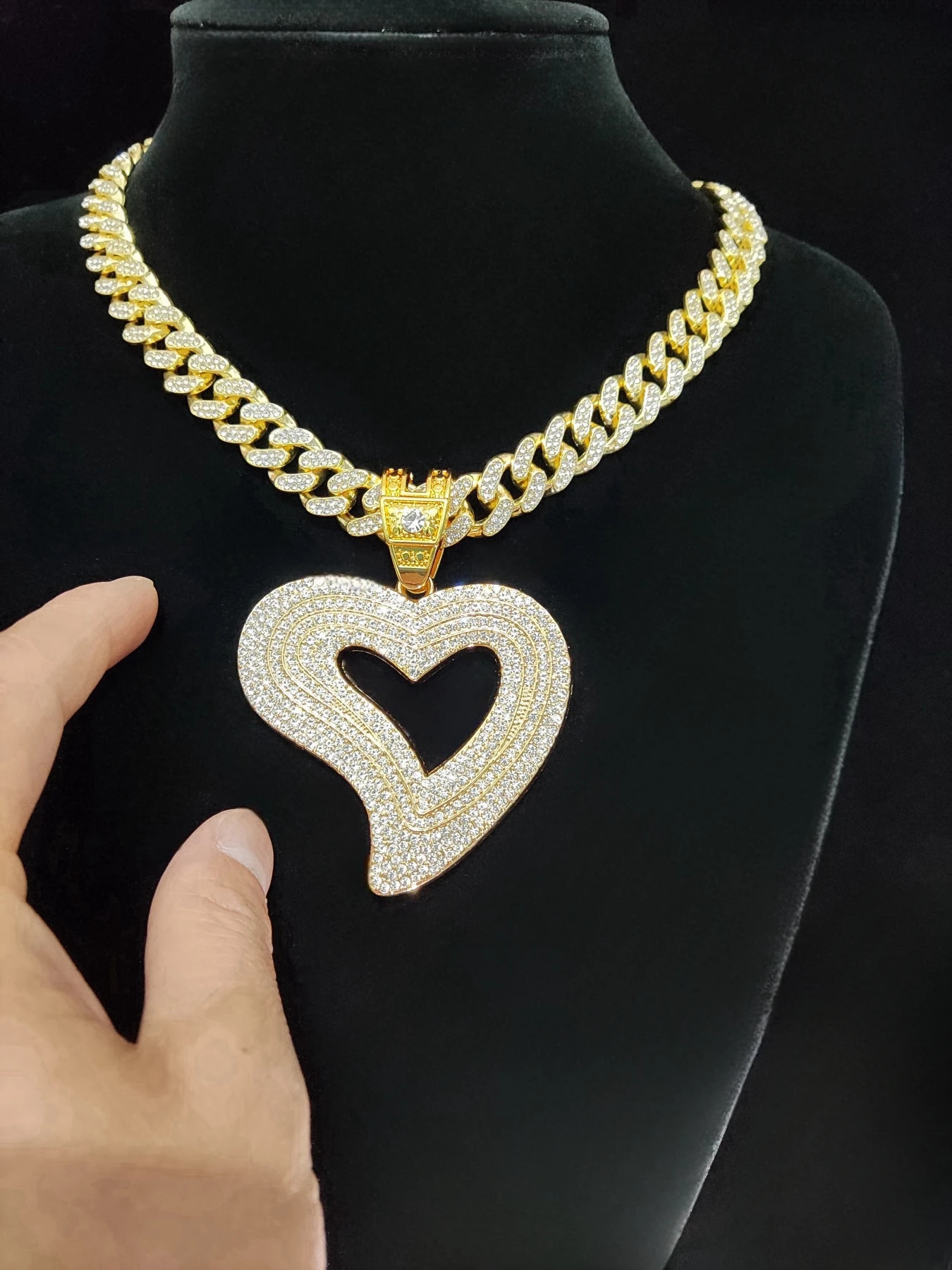 Mens Womens Hip Hop Heart Pendant Necklace Cuban Chain Hip Hop Ice Out Sparkling Hip Hop Necklace Fashion Jewelry 240810