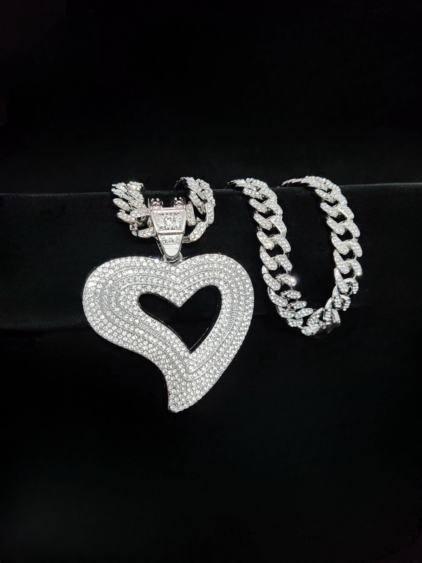 Mens Womens Hip Hop Heart Pendant Necklace Cuban Chain Hip Hop Ice Out Sparkling Hip Hop Necklace Fashion Jewelry 240810