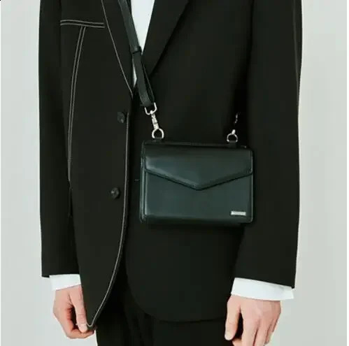 Vintage Man Small Square Bag Solid Black Shoulder with Coin Purse 2023 Leather Flip Messenger Bags box 2pcs Set 240816Z