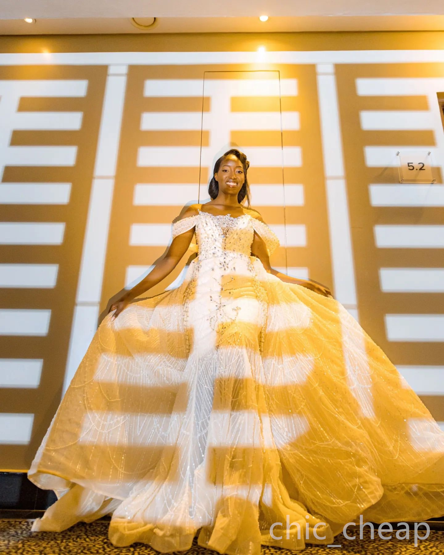 2024 Cream Mermaid Wedding Dress Pearls Rhonestones Detachable Sequined Train Sheer Neck Bridal Gowns Dresses ZJ205