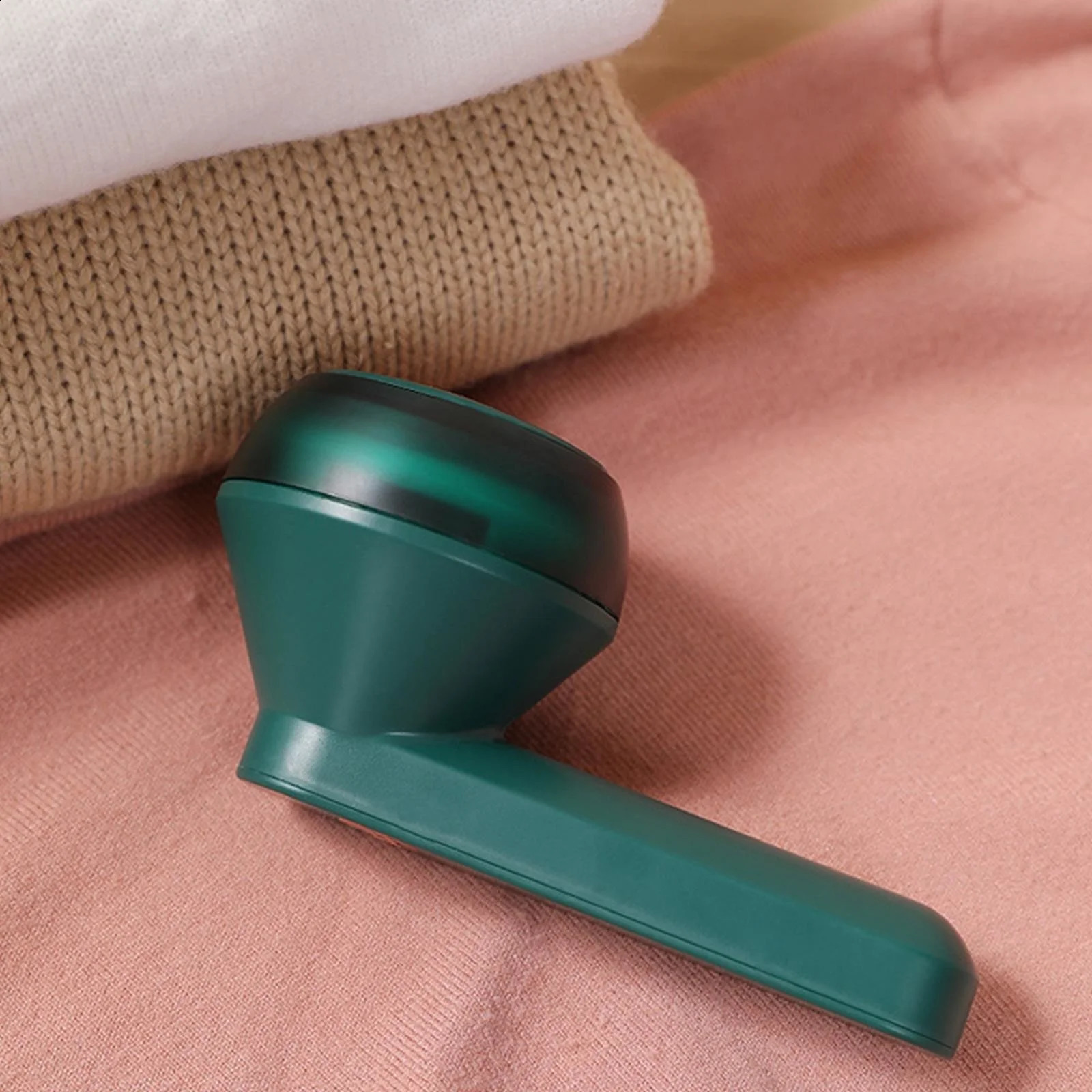 Electric plush remover can be recharged and is used to remove plush and razors 240810