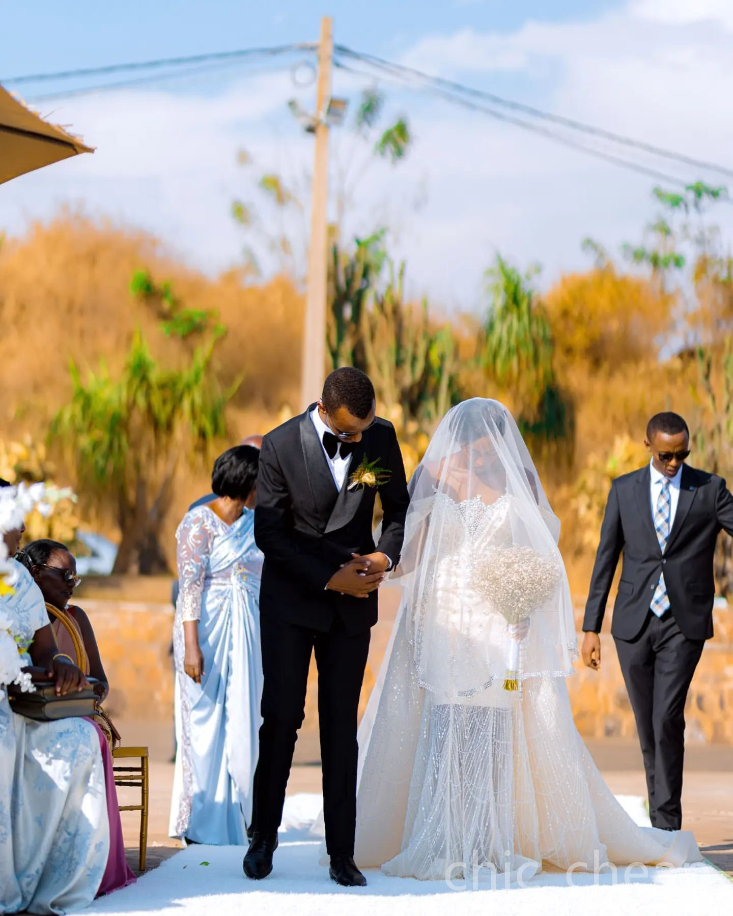 2024 Cream Mermaid Wedding Dress Pearls Rhonestones Detachable Sequined Train Sheer Neck Bridal Gowns Dresses ZJ205