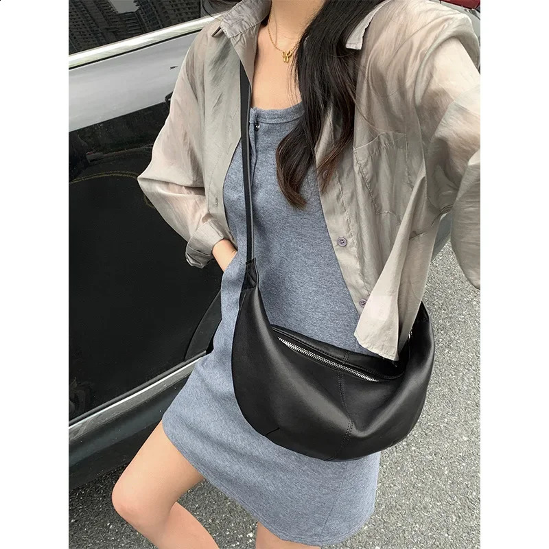 Relaxing and casual style natural sheepskin womens shoulder homeless bag soft armpit cross body drawstring handbag 240817