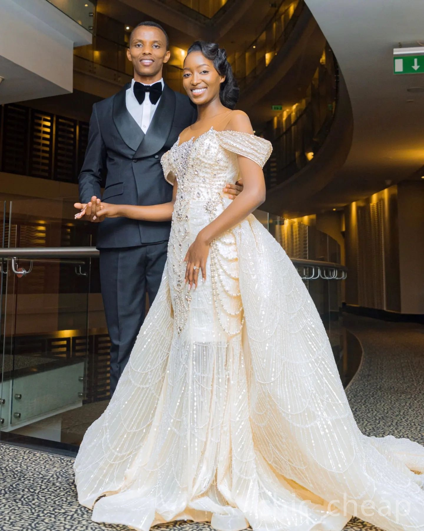 2024 Cream Mermaid Wedding Dress Pearls Rhonestones Detachable Sequined Train Sheer Neck Bridal Gowns Dresses ZJ205