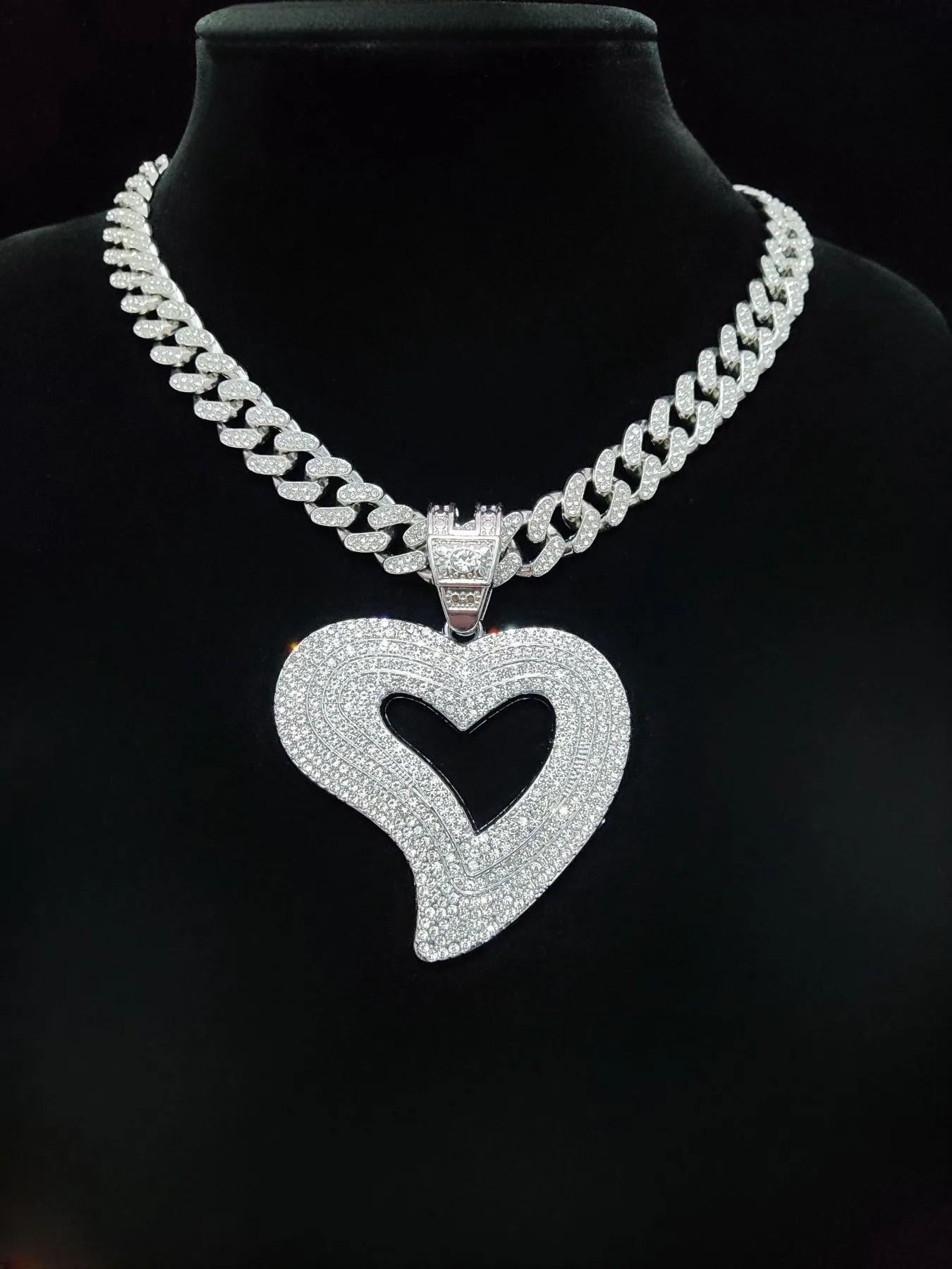 Mens Womens Hip Hop Heart Pendant Necklace Cuban Chain Hip Hop Ice Out Sparkling Hip Hop Necklace Fashion Jewelry 240810