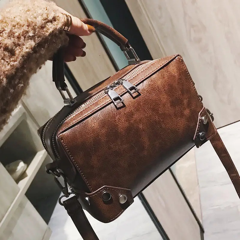 Vintage Hong Kong Style Female Fashion Korean Version Allmatch Crossbody Bag Boston Handbag Pillow 240817