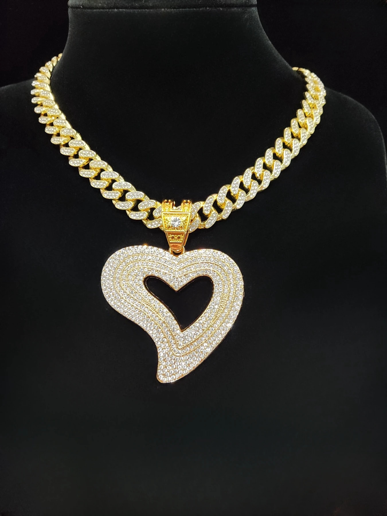 Mens Womens Hip Hop Heart Pendant Necklace Cuban Chain Hip Hop Ice Out Sparkling Hip Hop Necklace Fashion Jewelry 240810