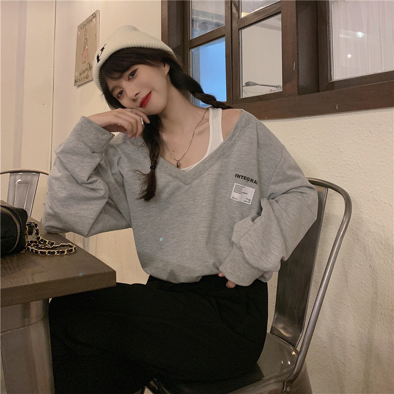 2024 autumn winter design sense, Western style, loose and slimming, fake two-piece hanging neck V-neck long sleeved sweatshirt, women's short top
