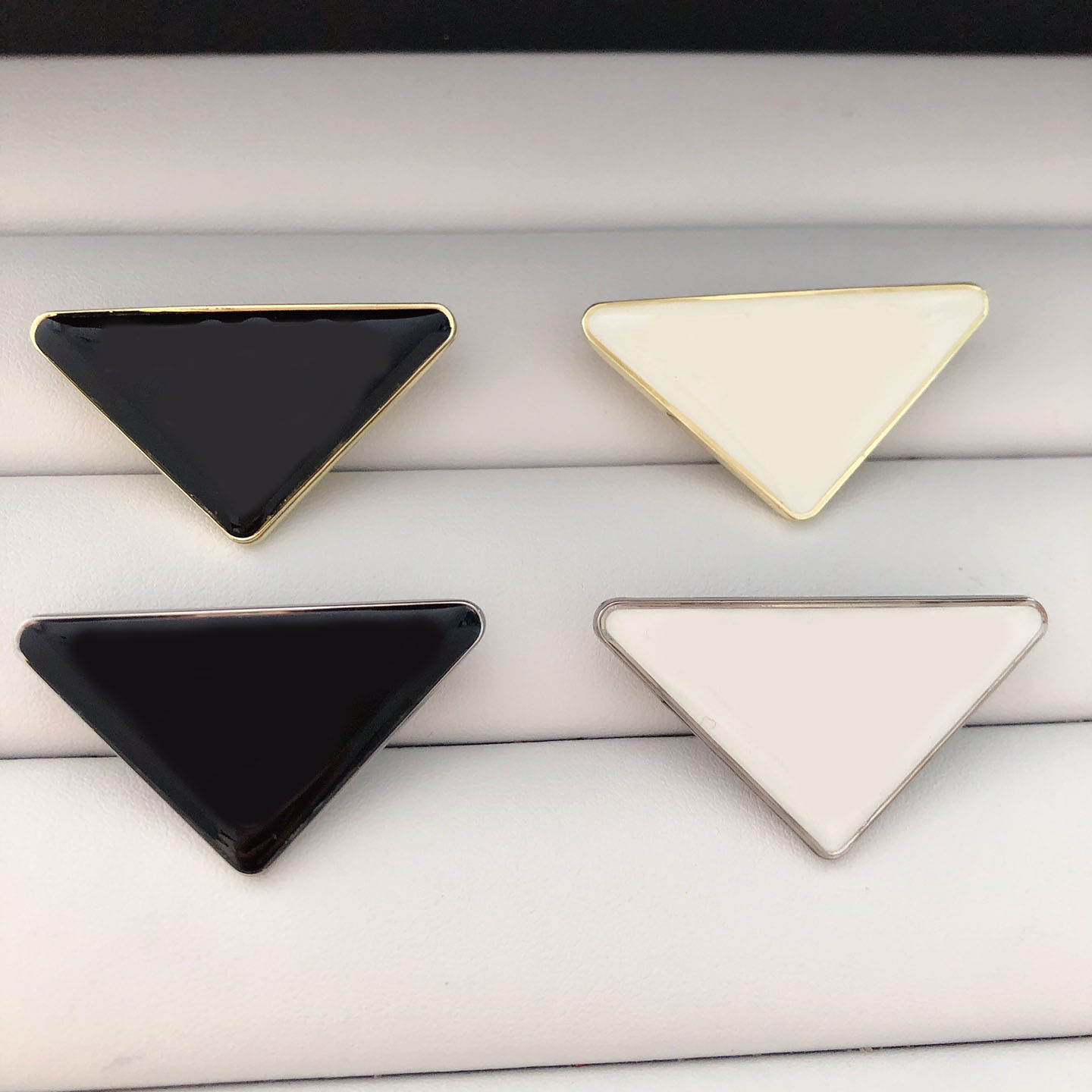 20style Simple Designer Brooches Letter Inverted Triangle Geometric Sweater Suit Collar Pin Brooche Fashion Mens Women Crystal Rhie Pearl Brooch Wedding Jewelry