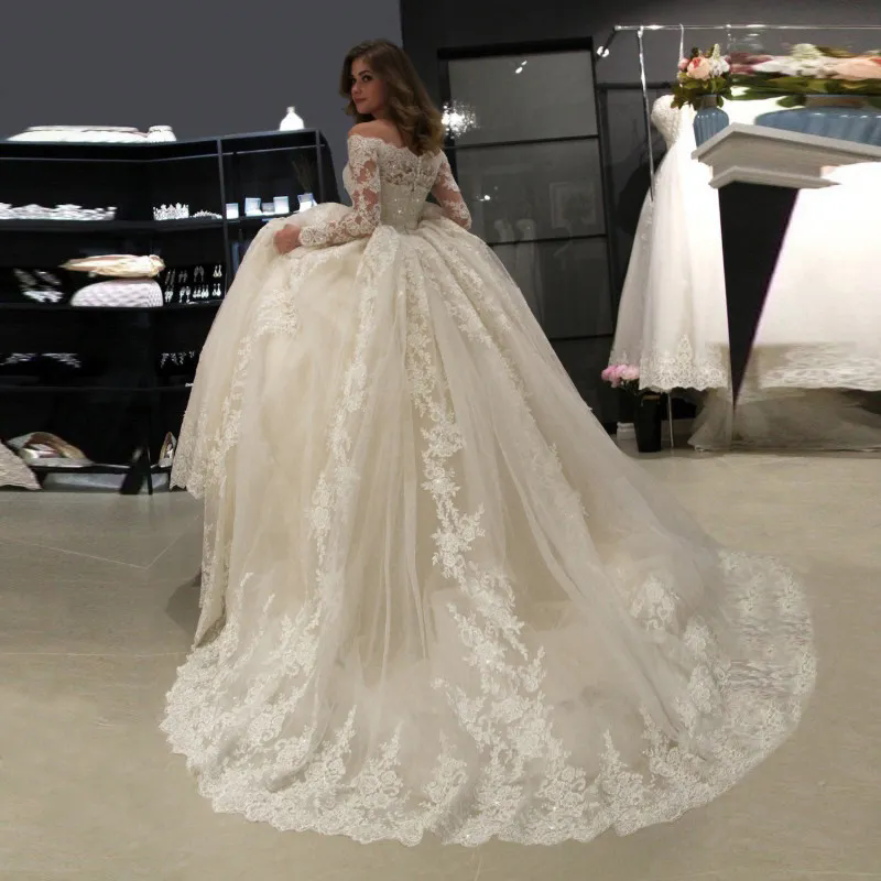 Luxury Ball Gown Lace Applique Wedding Dresses 2025 Long Sleeves Bridal Gowns Boat Neck Beaded Women Robe De Mariee Plus Size Can Be Custom Made