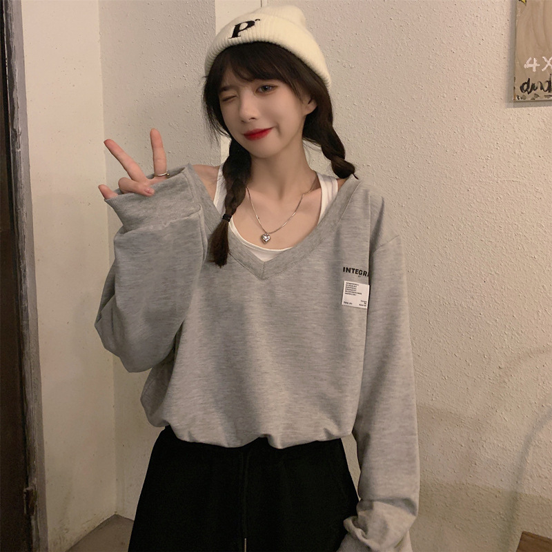 2024 autumn winter design sense, Western style, loose and slimming, fake two-piece hanging neck V-neck long sleeved sweatshirt, women's short top