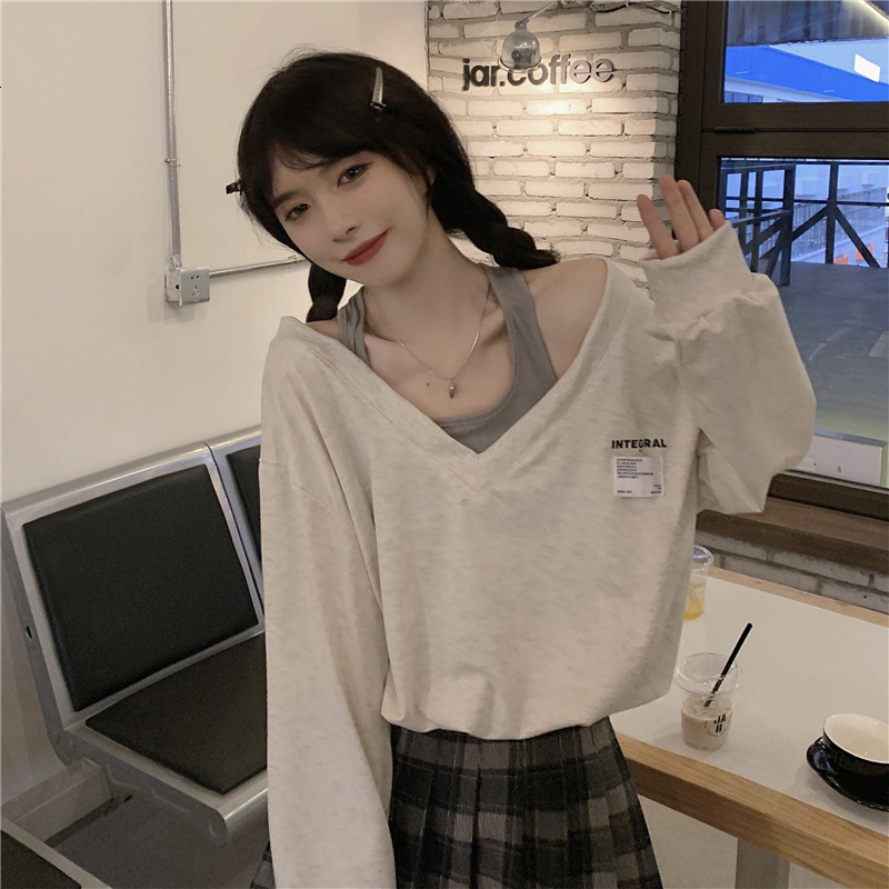 2024 autumn winter design sense, Western style, loose and slimming, fake two-piece hanging neck V-neck long sleeved sweatshirt, women's short top