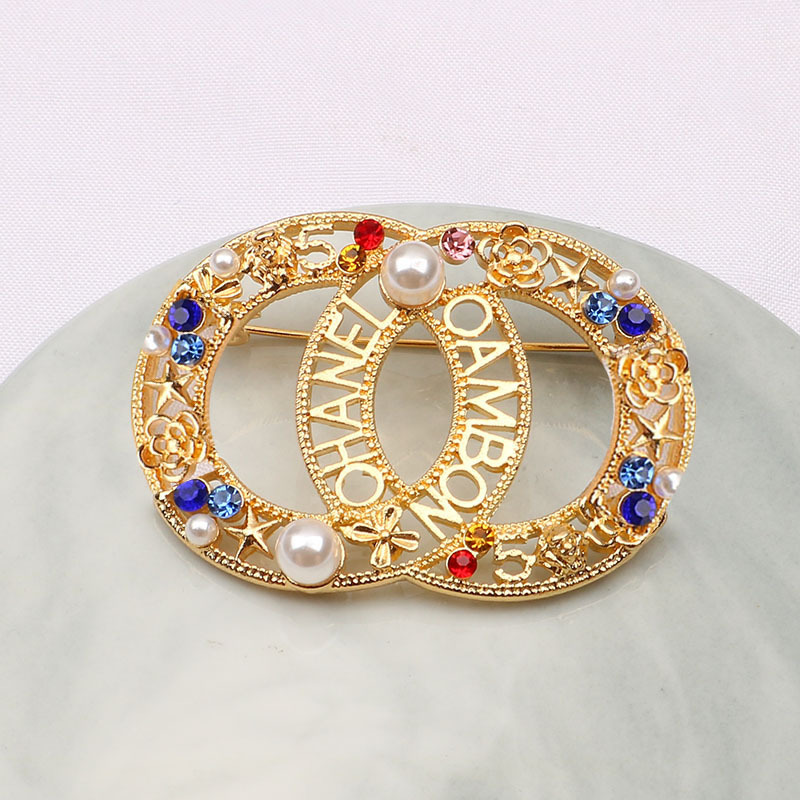 Famous Designer Luxurys Pearl Brooch Vintage Women Crystal Rhinestone Letter Brooches Suit Pin Fashion Desinger Jewelry Clothing Decoration Accessories