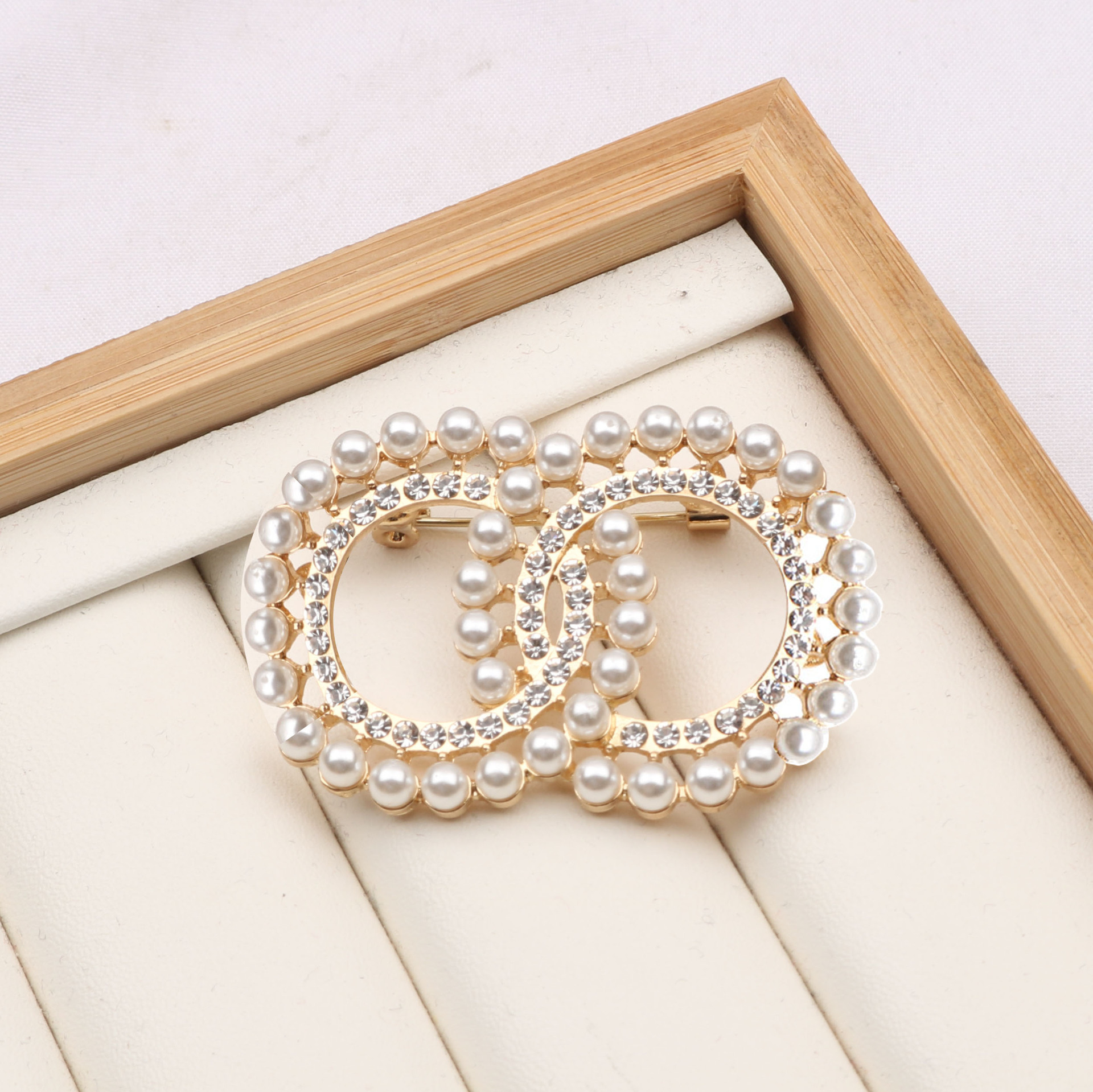 Famous Designer Double Letter Gold Silver Luxury Pearl Pins Brooches Women Rhinestone Brooch Suit Pin Fashion Sweater Jewelry Accessories