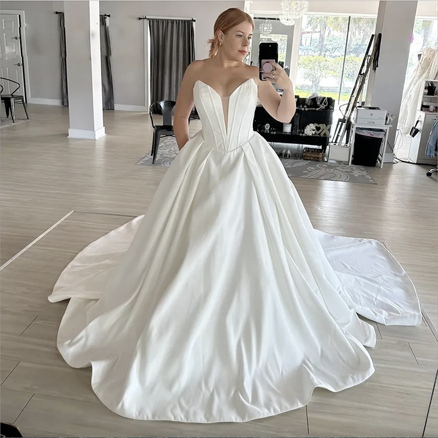 Modern Deep V Neck Puffy Wedding Dresses Corset Top Ruched Satin Bridal Dress Plus Size Draped Overskirt Bride Robe De Mariage