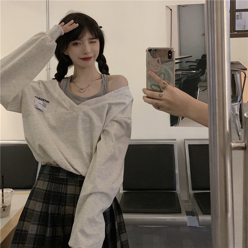 2024 autumn winter design sense, Western style, loose and slimming, fake two-piece hanging neck V-neck long sleeved sweatshirt, women's short top
