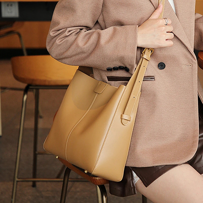 Toptrends Leather Bucket Cross Shoulder Bag Trend ner Large Capacity Womens Handbag 240817