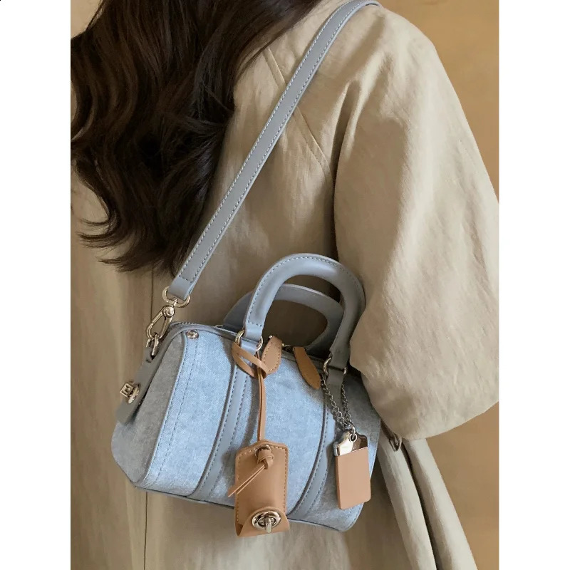 French Cowboy Retro Boston Bag Womens Premium Handbag Integrated Makeup Pillow Simple Shoulder Cross Body w240822