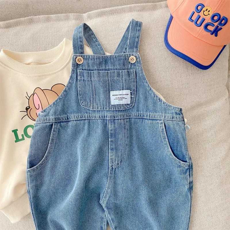 New autumn childrens denim jumpsuit for 1-7 years boys and girls with loose pockets hanging pants jeans fashionable jacket W241227