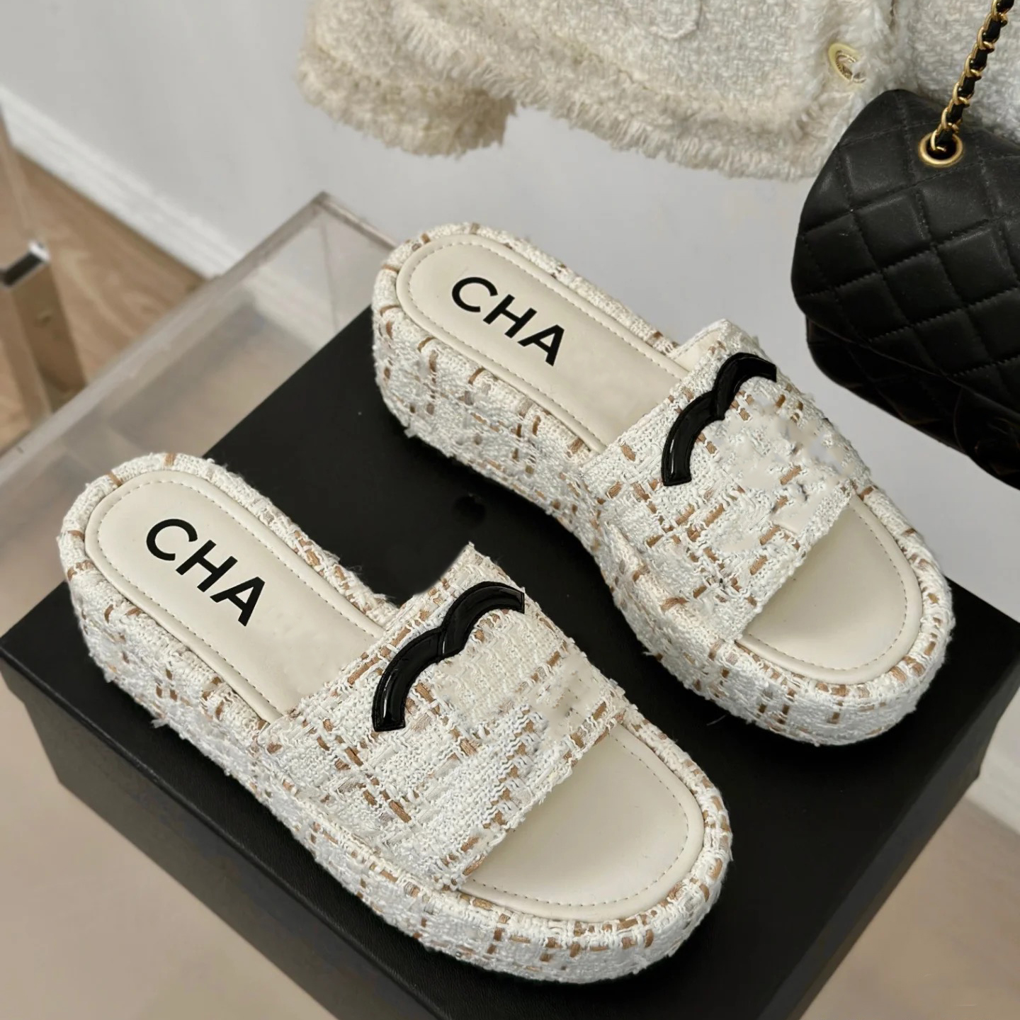 Design Ladies 2025 Summer High-heeled Slippers Paris Catwalk Square Luxury Designer High Waterproof Platform Sandals Fashion Party Slide Wedge Slides T-table Shoes