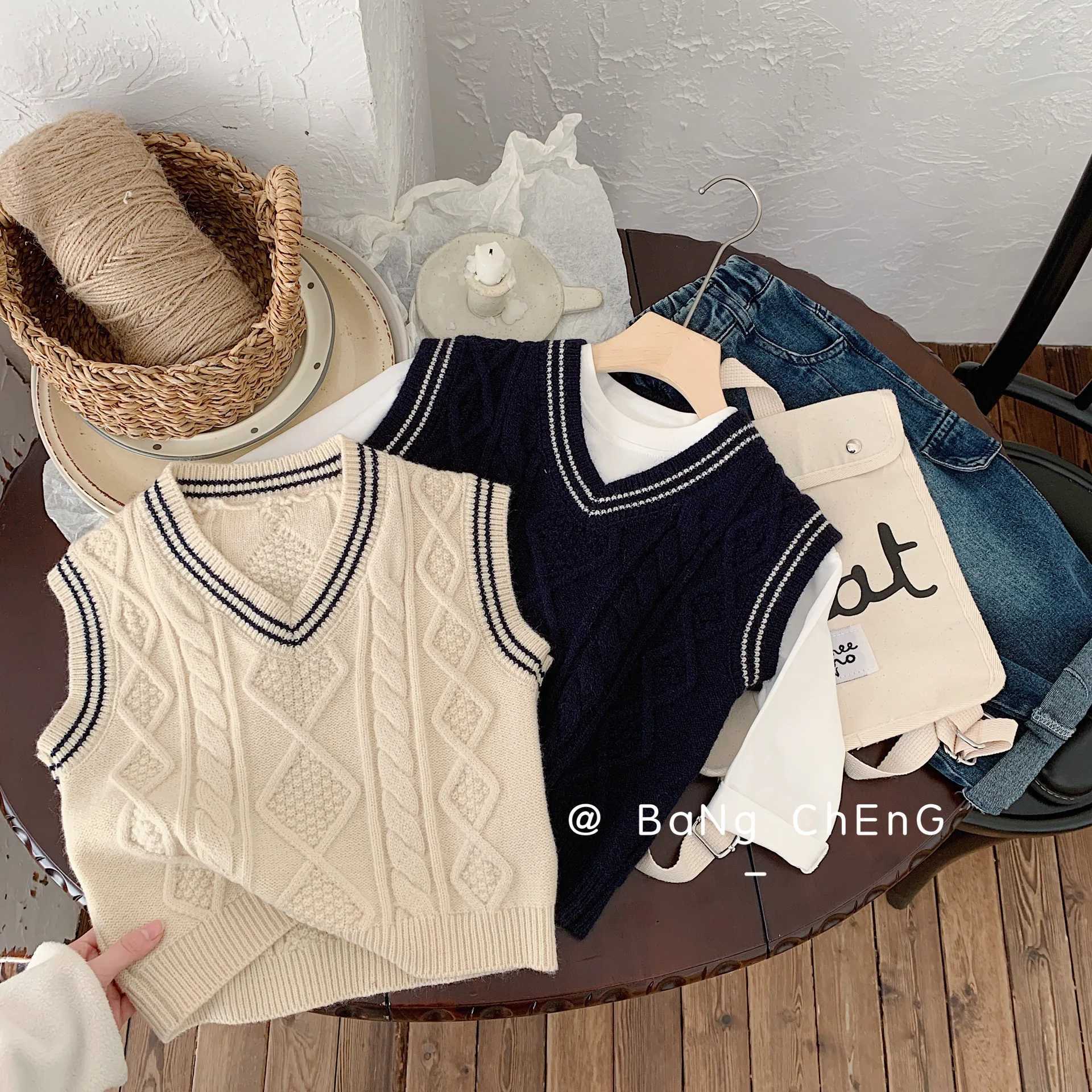 Children Clothing Kids Casual Vest 2024 New Fashionable Spring Boys V-neck Vest Knitted Striped Casual Simple Kids SweaterXJ240819