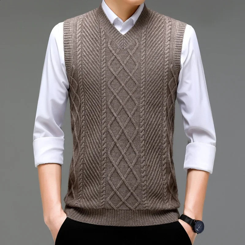 Fashionable Vneck jacquard mens knitted sleeveless sweater vest middleaged and elderly fashionable solid color warm top 240819