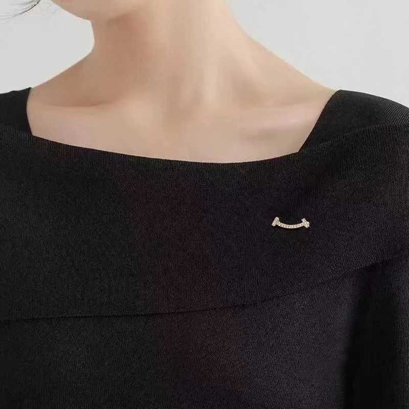 Fashion smile brooch womens metal anti glare V-neck lapel pin fixed clothing pin sweater jacket clothing jewelry accessories W240815