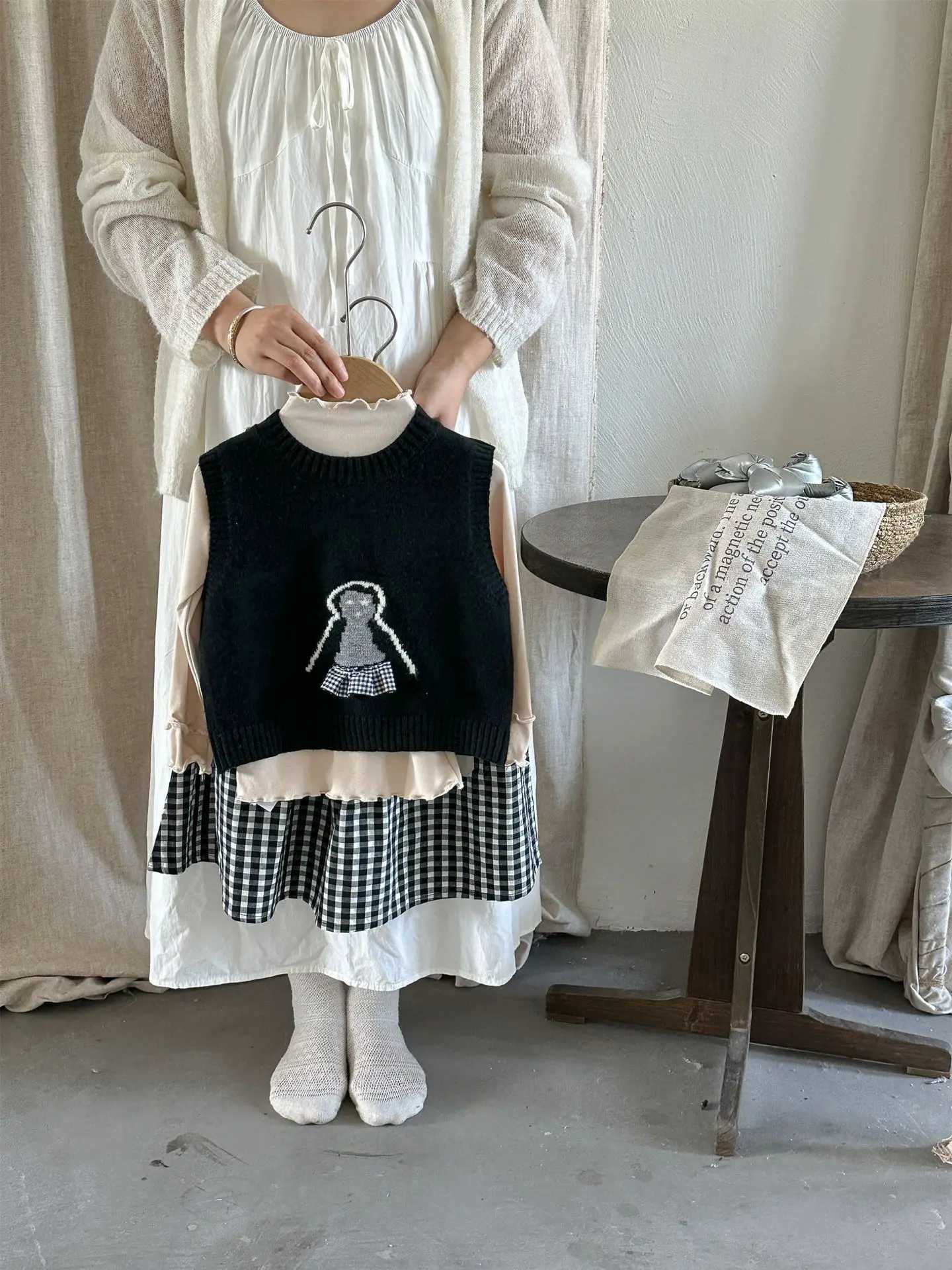 Childrens Sweater Vest 2024 Autumn New Korean Toddler Kids Knitwear Sleeveless Pullover Retro Cartoon Girls Knitted VestXJ240819