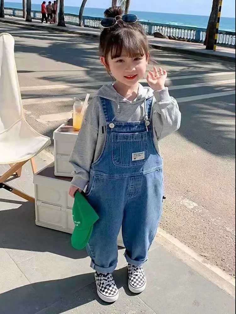 Baby denim top 2024 spring boys and girls casual loose jeans jumpsuit baby suspension pants 1-6Y childrens clothing W240806