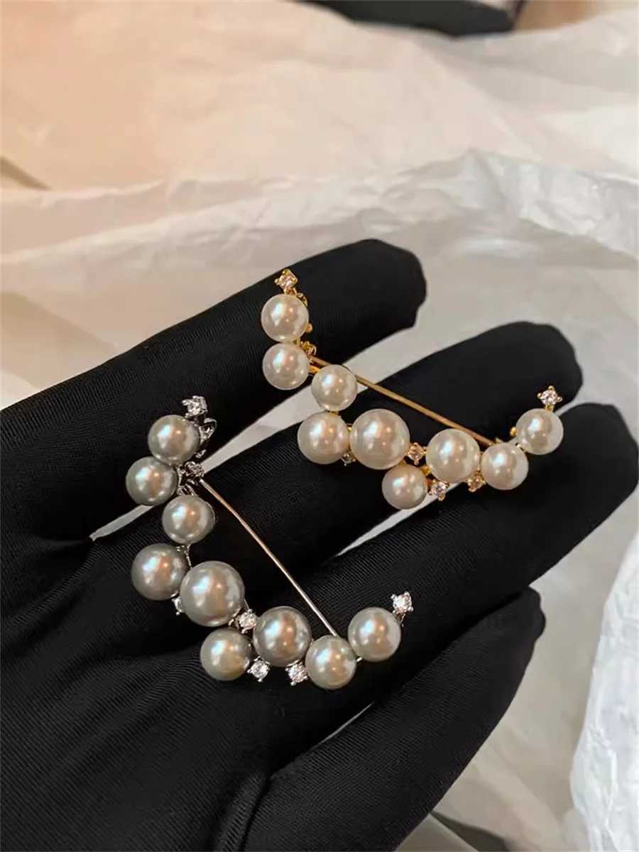 French fashion white half moon pearl brooch high-end womens brooch autumn/winter coat sweater jewelry accessories W240815